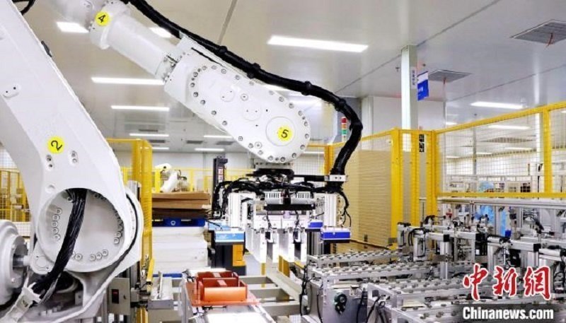 圖為資料圖,海辰儲(chǔ)能自動(dòng)分檔打包機(jī)器人。?曾欣平供圖 圖為資料圖,海辰儲(chǔ)能自動(dòng)分檔打包機(jī)器人。?曾欣平供圖